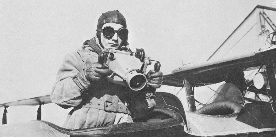 Der Fotograf Max Bundermann mit einer Luftbildkamera, ca. 1923  ©Hansa Luftbild