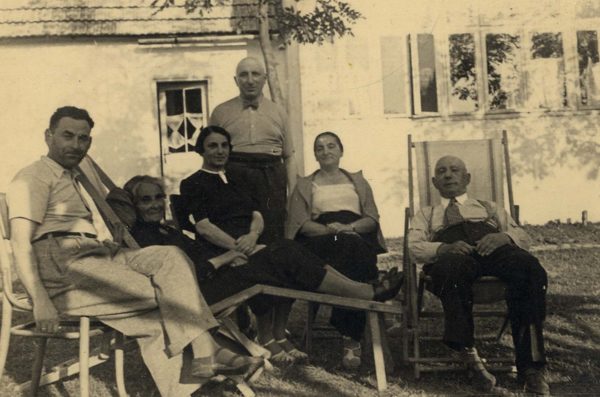 Mitglieder der Familie Schapira während ihrer Flucht vor den Nationalsozialisten, Rabka-Zdrój /Polen, Sommer 1939. Zu sehen sind u. a. Sofie Schapira und ihre Töchter Martha Gerson und Rosa Warschawczik (v. l.). ©Ghetto Fighters' House Museum, Israel.