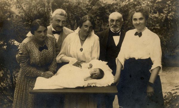 Drei Generationen der Familie Schapira aus Danzig im August 1916. ©Ghetto Fighters' House Museum, Israel.